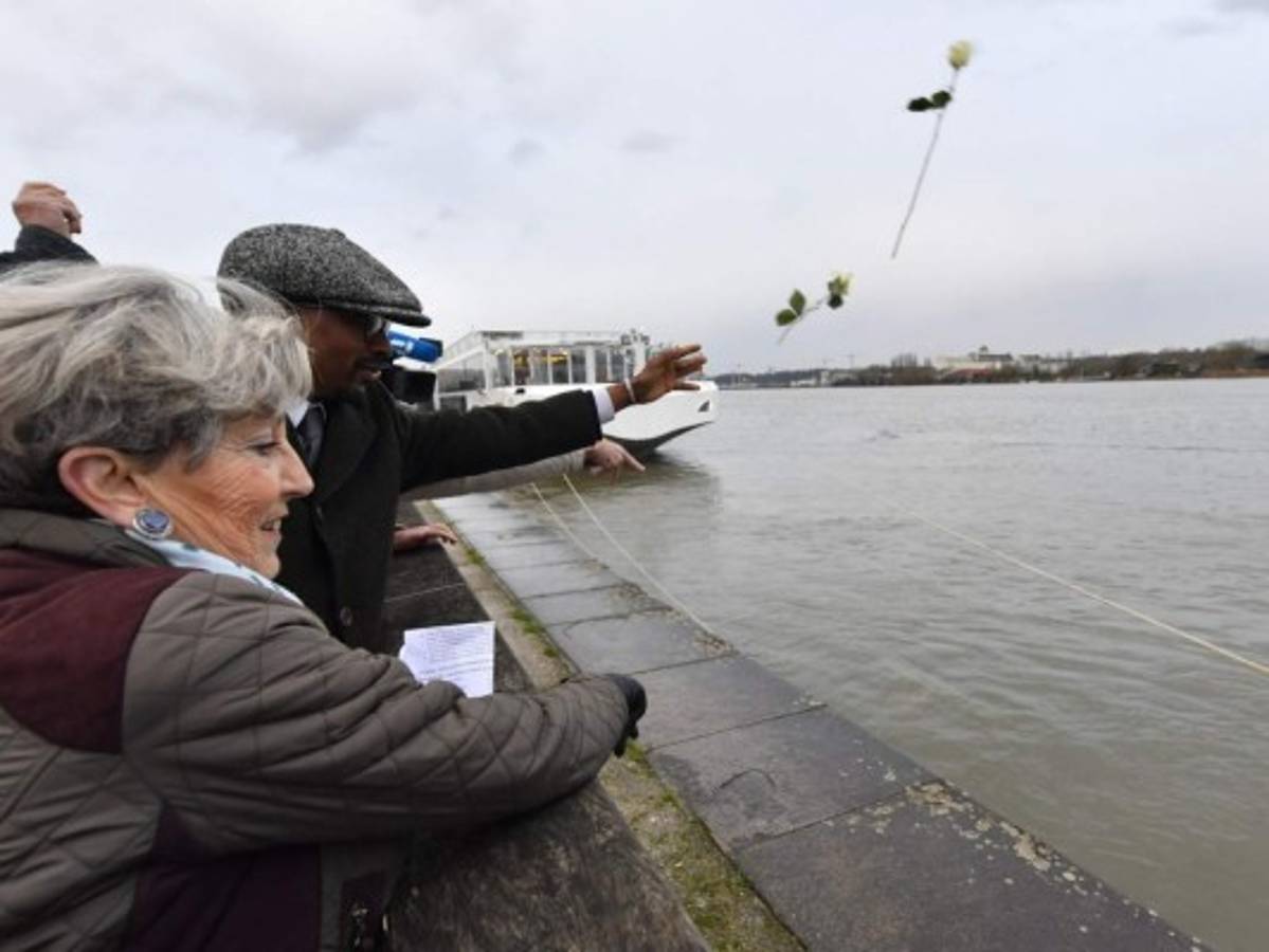 Familiares de las víctimas honran su memoria arrojando flores en cada aniversario.