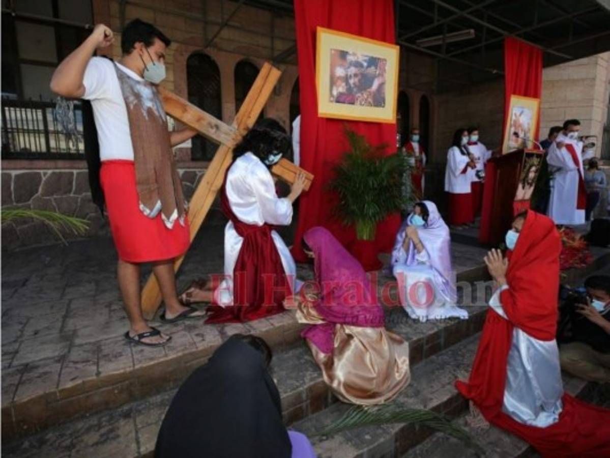 Capitalinos de todas las edades meditan durante Vía Crucis