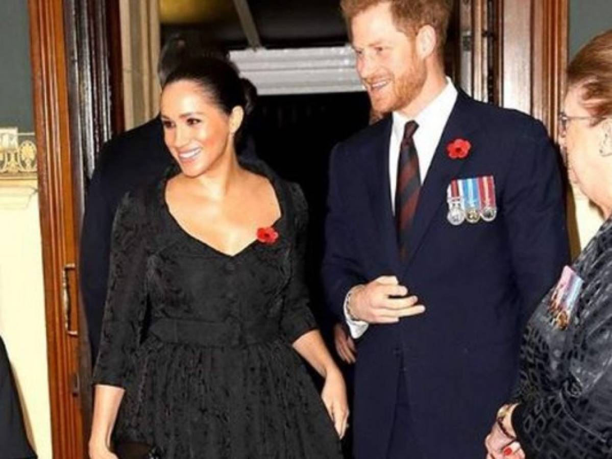 Acusan a Meghan Markle de retocar postal navideña