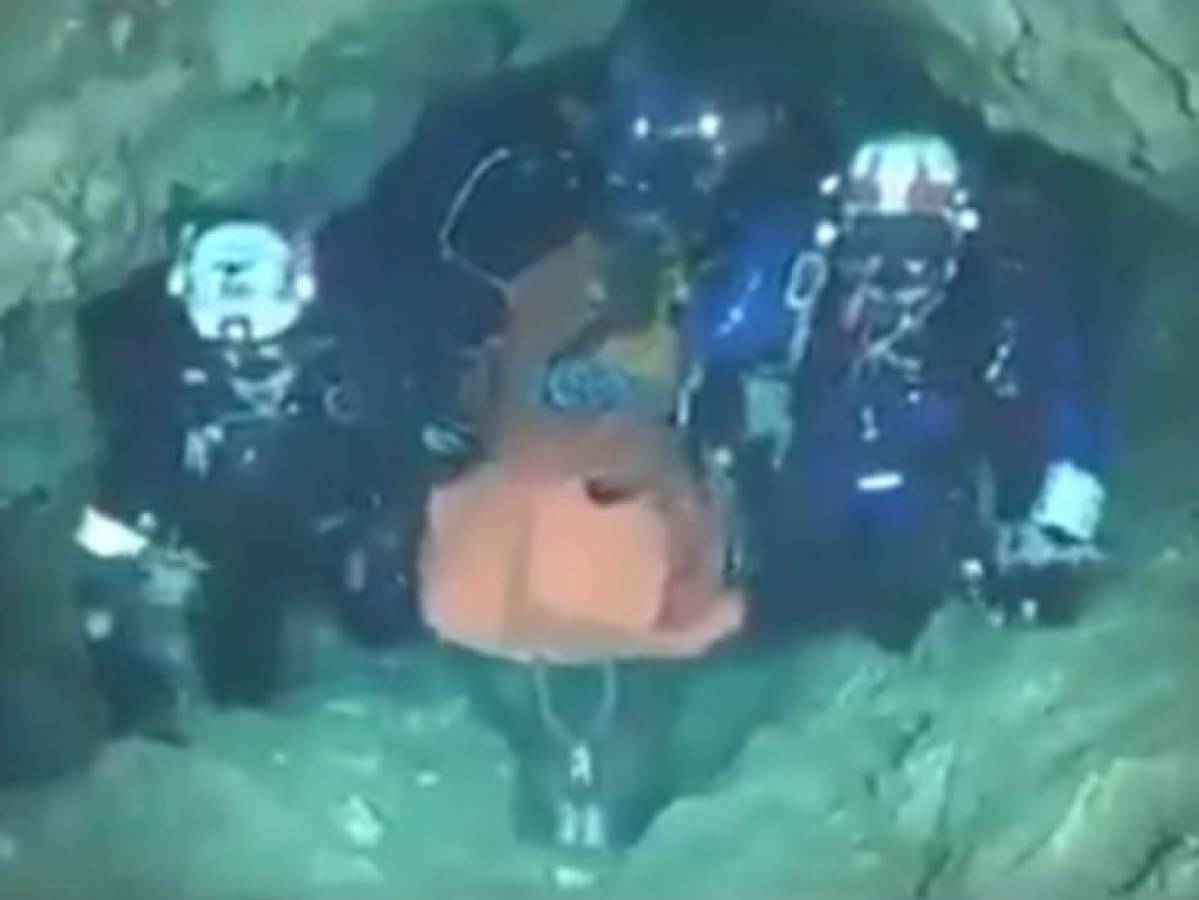 VÍDEO: Niños aparentemente sedados y en camillas, sacados de la cueva tailandesa