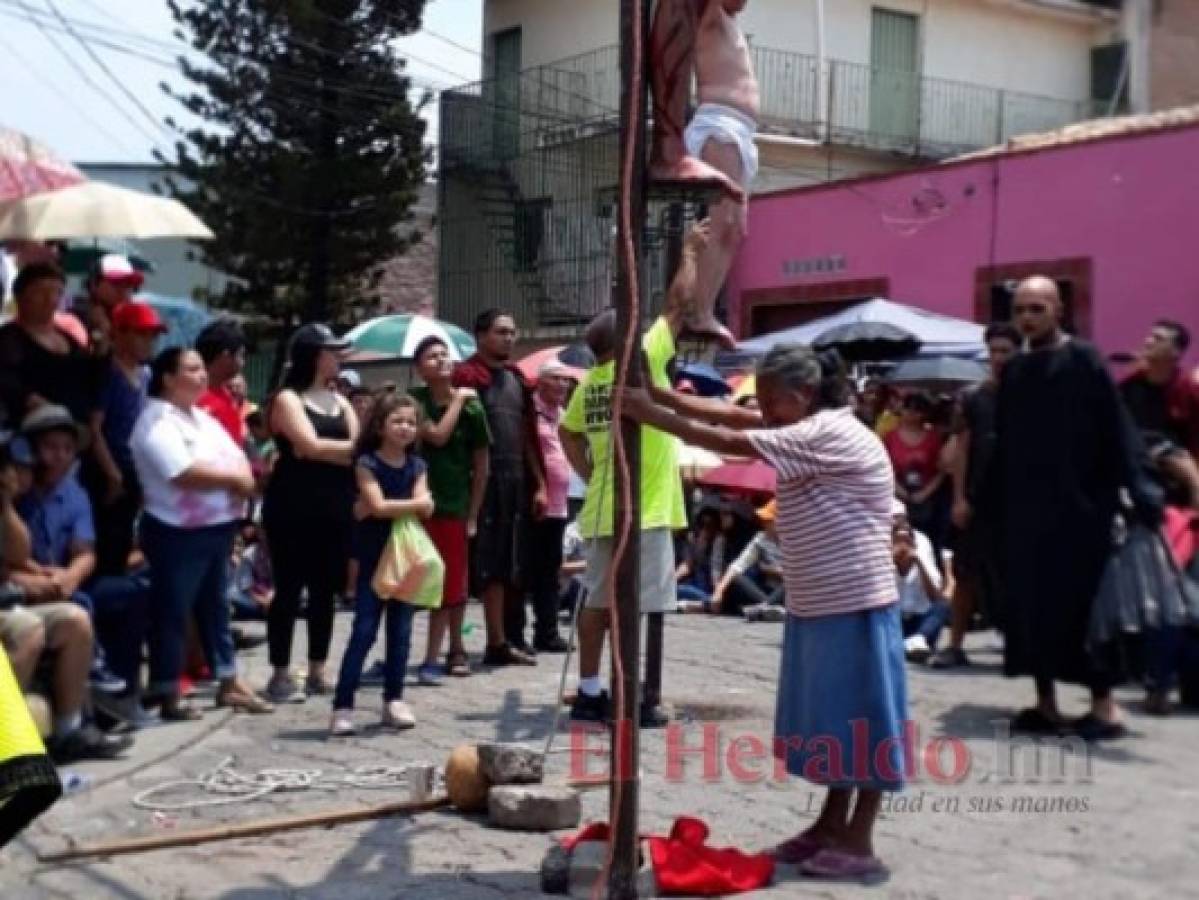 Hondureña llora ante los pies de joven que dramatizaba a Jesús crucificado en la cruz