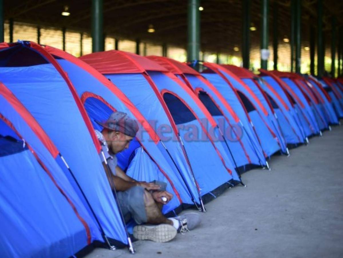 A Honduran migrant heading in a caravan to the US, rests in a tent at the International Mesoamerican Fair's venue in Tapachula, Chiapas state, Mexico, on October 22, 2018. - President Donald Trump on Monday called the migrant caravan heading toward the US-Mexico border a national emergency, saying he has alerted the US border patrol and military. (Photo by Pedro Pardo / AFP)