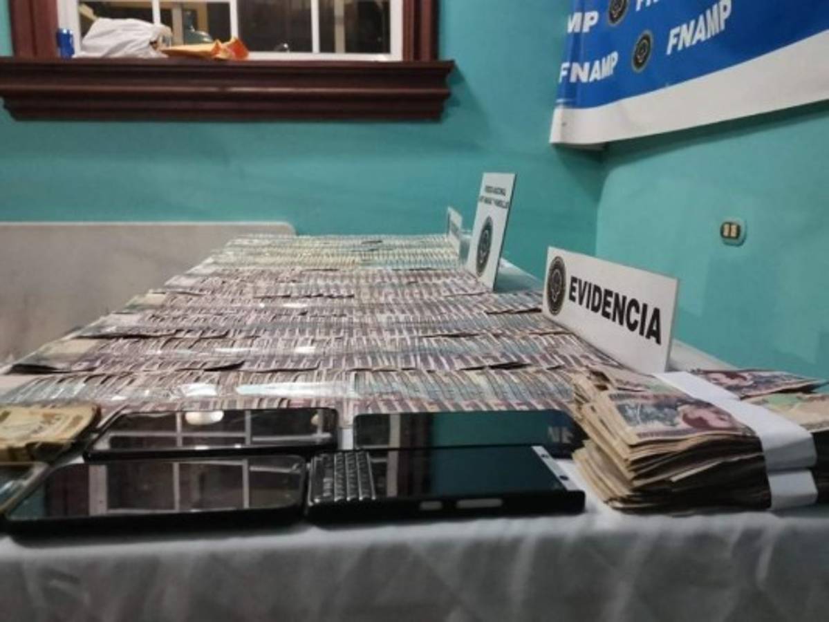 La imagen muestra el dinero decomisado y algunos téfonos celulares.