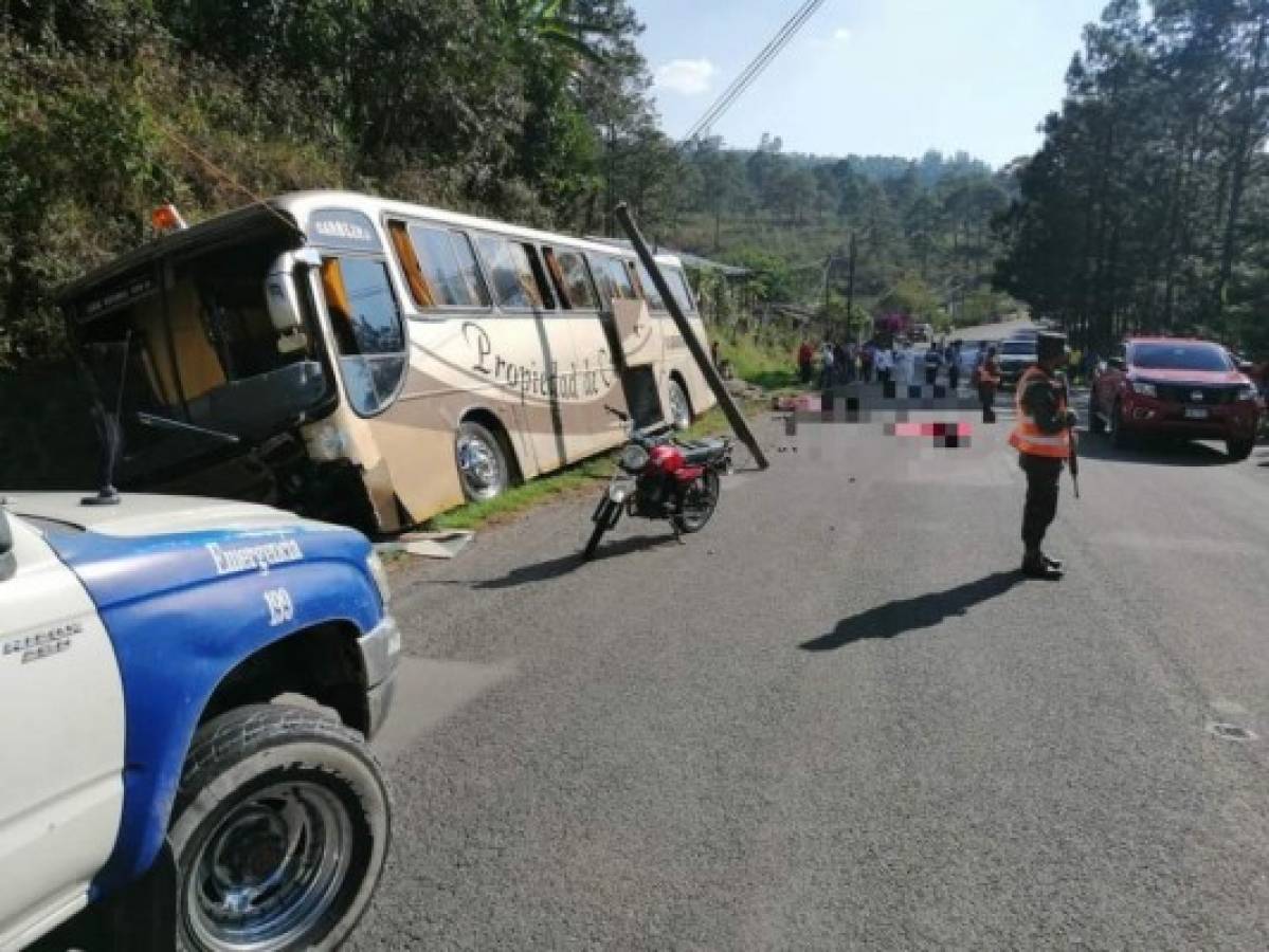 Varios muertos deja colisión entre bus y motocicleta en carretera hacia Intibucá