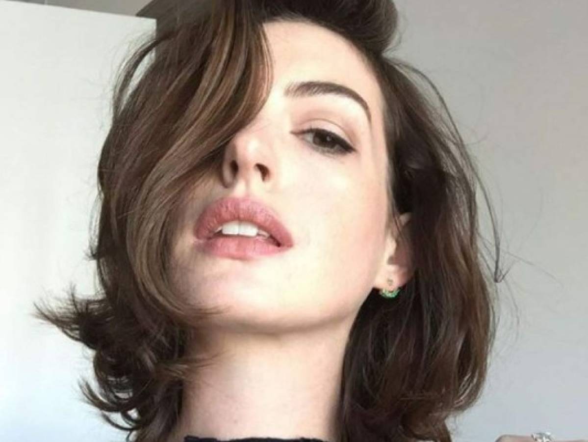 Anne Hathaway apoya protesta en los Golden Globes, enferma desde su cama
