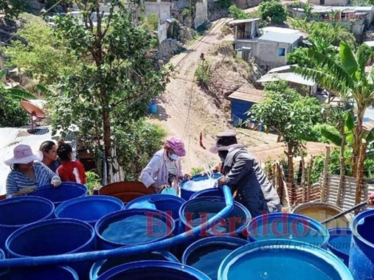 Distribuyen agua a veinte colonias de la capital