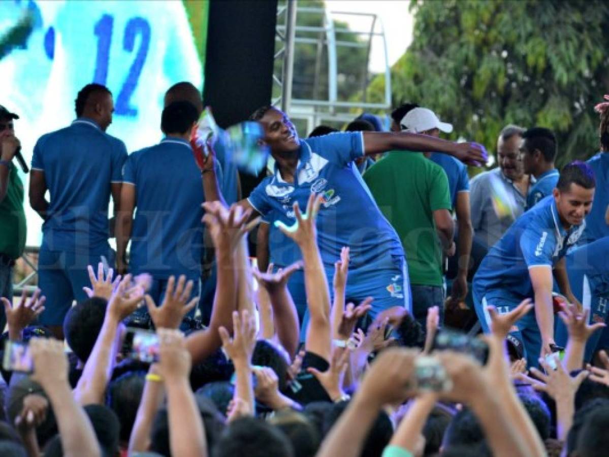 Selección de Honduras intenta levantar moral visitando afición en Chamelecón, feudo de pandillas
