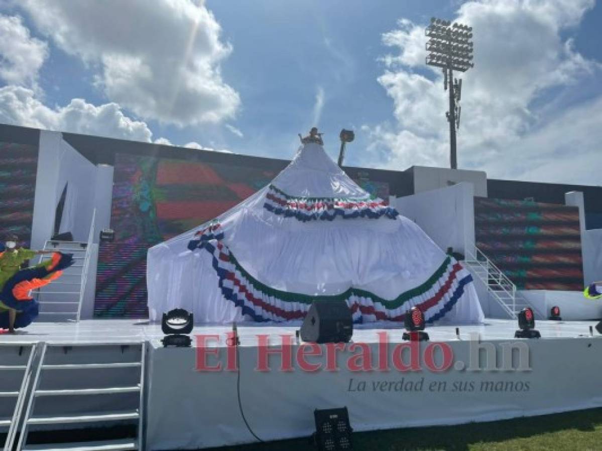 Angie Flores encanta a sus fans con canciones folclóricas e inmenso vestido en el Bicentenario