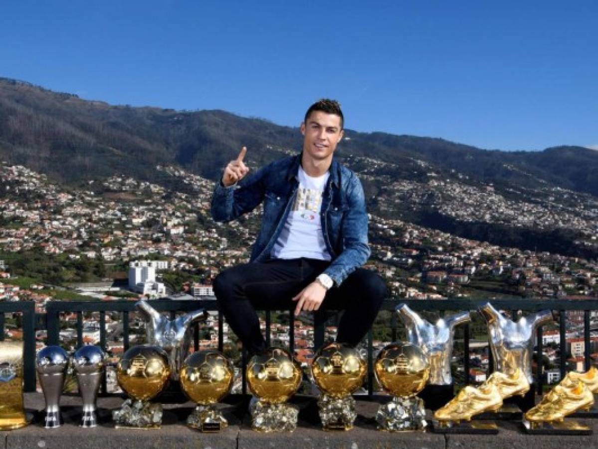 Cristiano Ronaldo presume sus balones y botines de Oro en Año Nuevo
