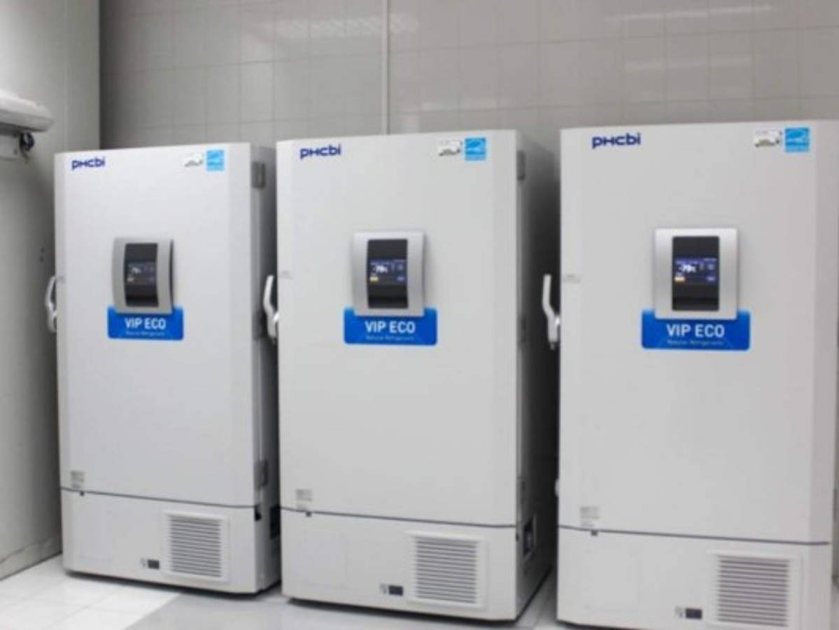 Salud recibe cinco congeladores para almacenar vacunas