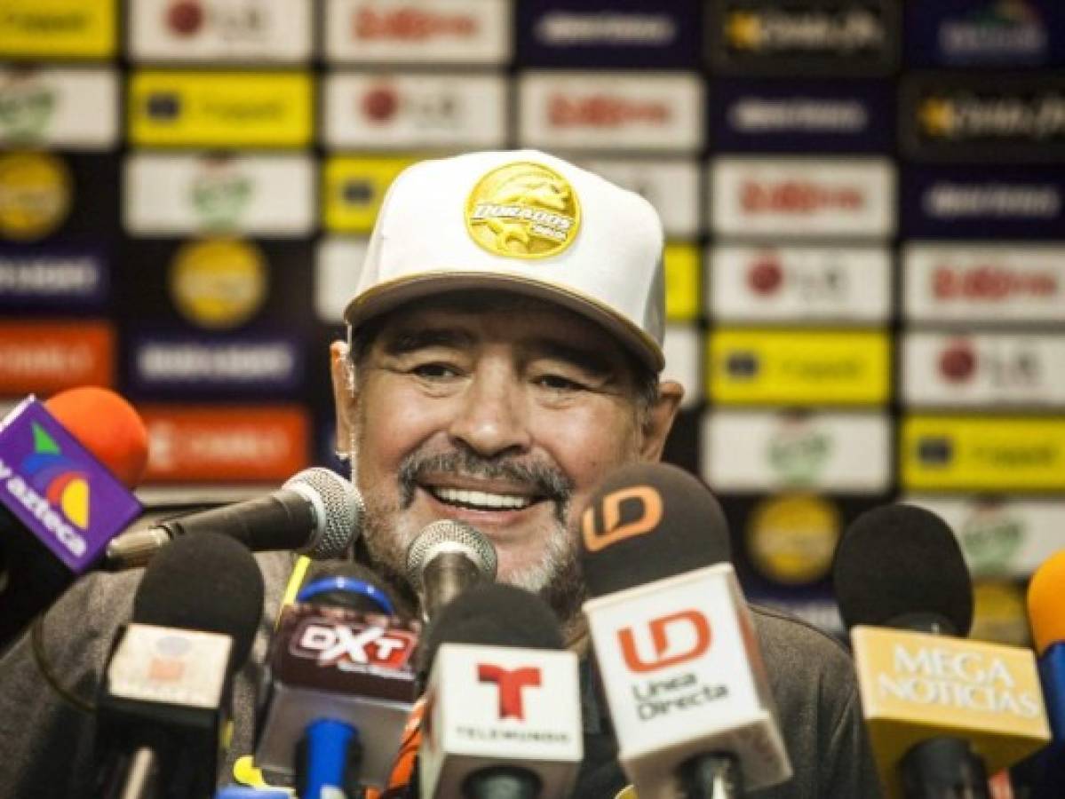 'Creí que estaba en la cancha de Boca', asegura Maradona tras su debut en México  