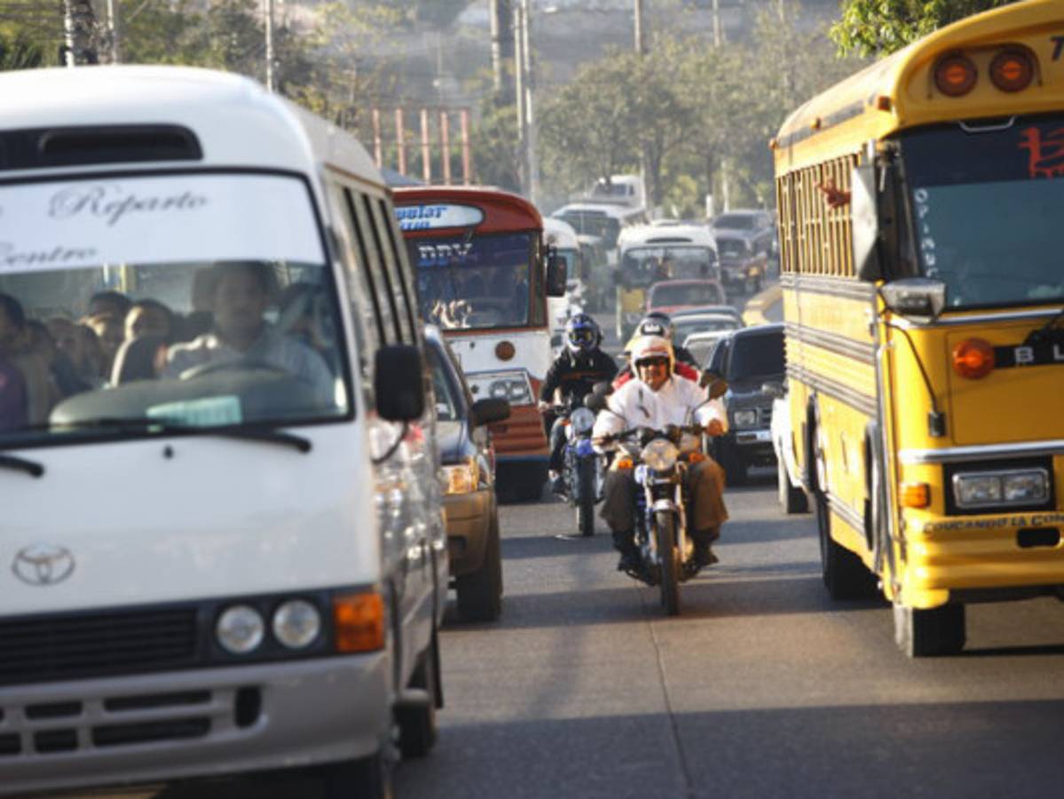 Taxistas salen a las calles a exigir bono compensatorio
