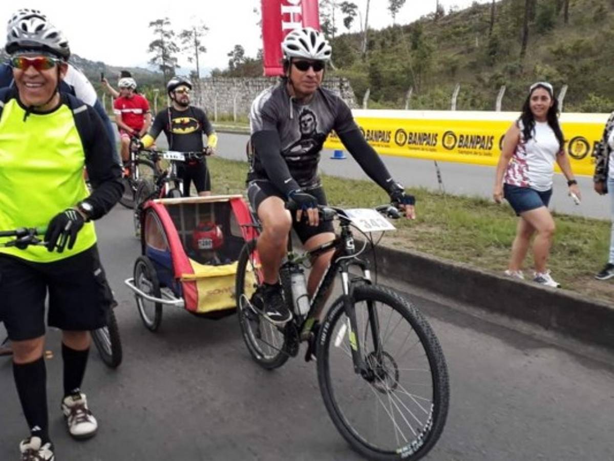 Hondureño participa con su hijo en la Séptima Vuelta Ciclística de EL HERALDO