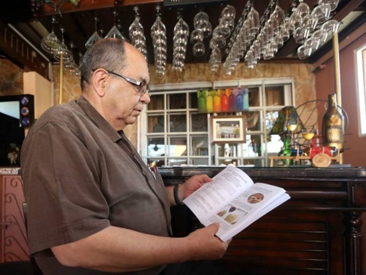 Don Carlos , el capitalino que a sus 69 años, publica su primer libro