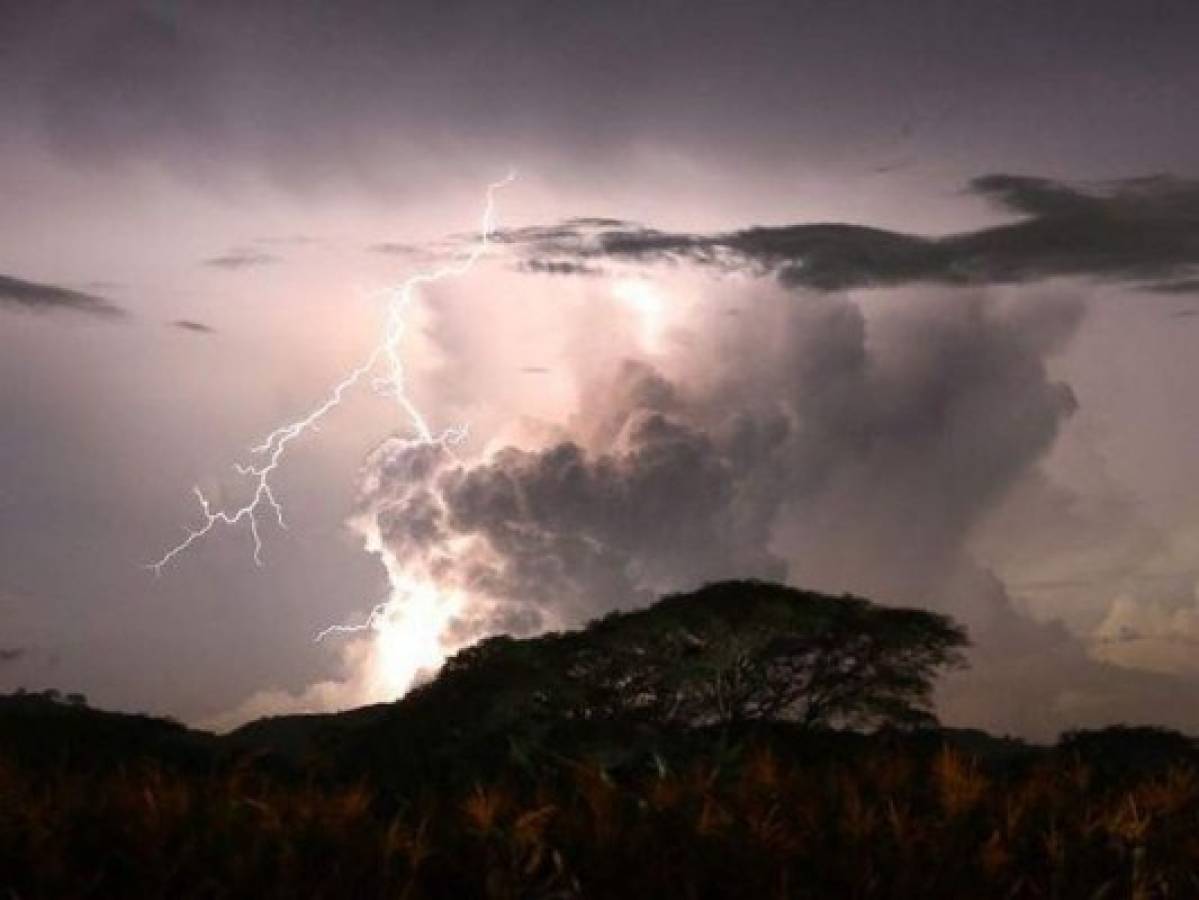 Declaran alerta verde por amenaza de lluvias por onda tropical en El Salvador