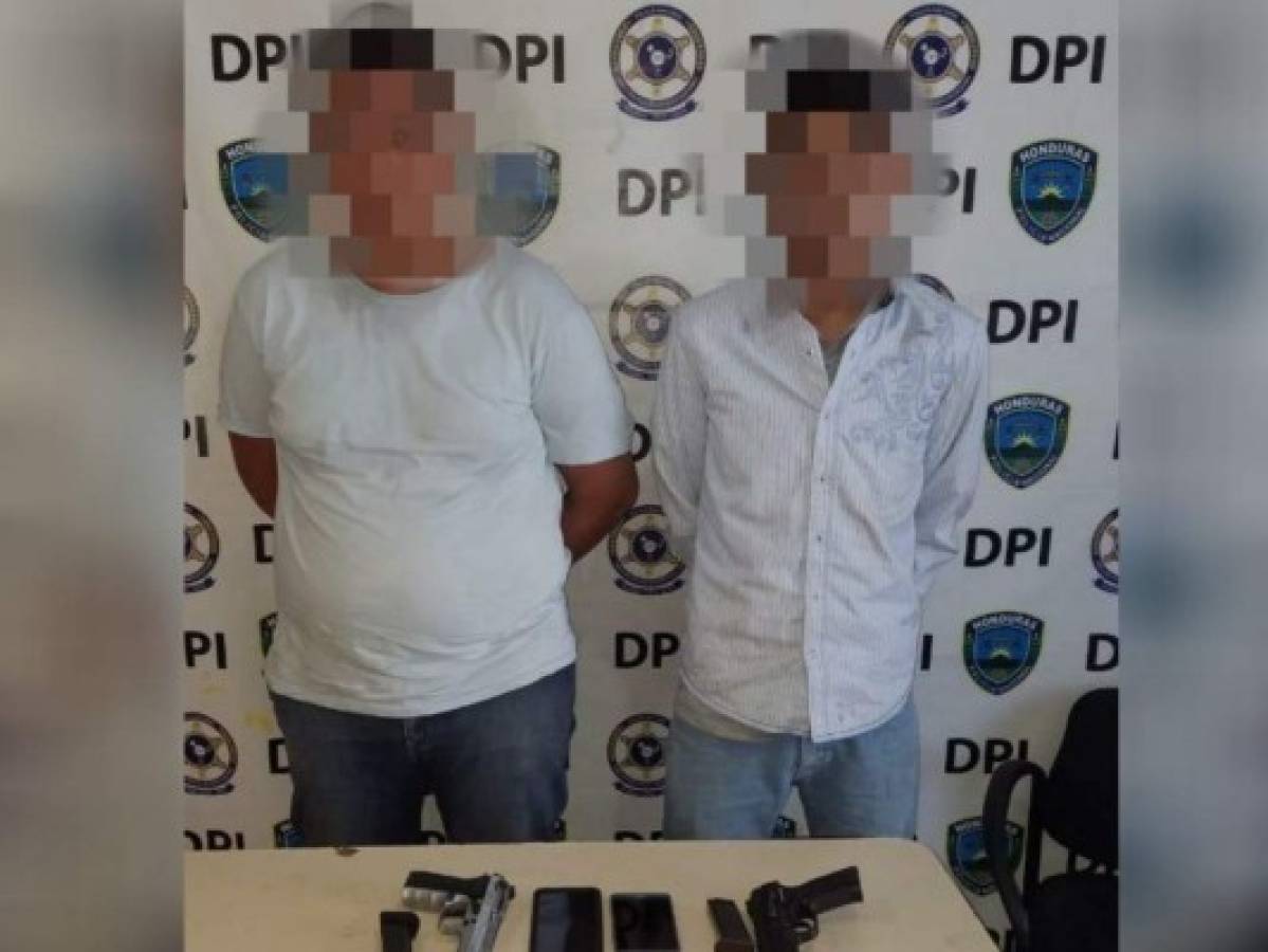 Los detenidos junto a los objetos decomisados.