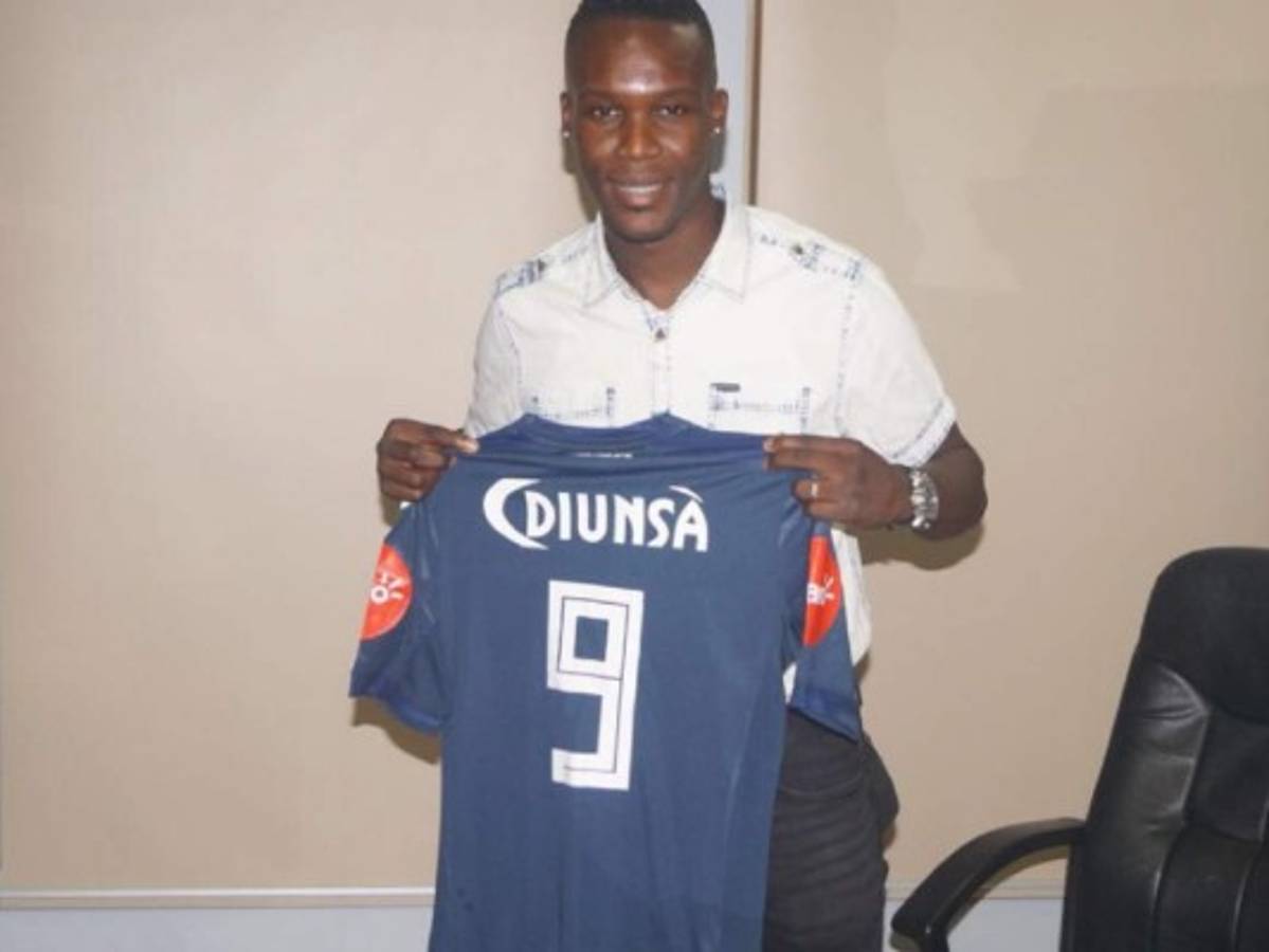 El delantero Rubilio Castillo renovó contrato con Motagua por dos años