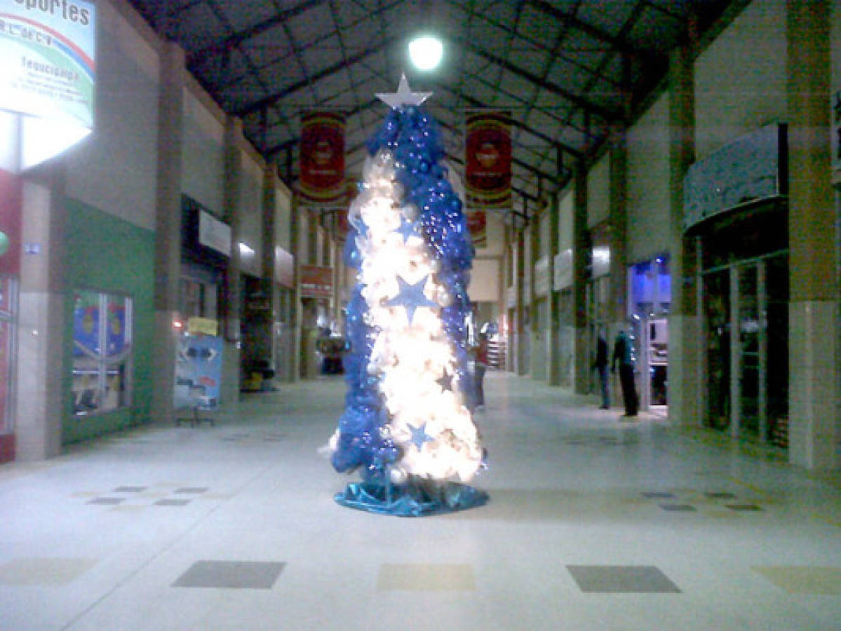 Instalan árbol de Navidad alusivo al Plan de Nación