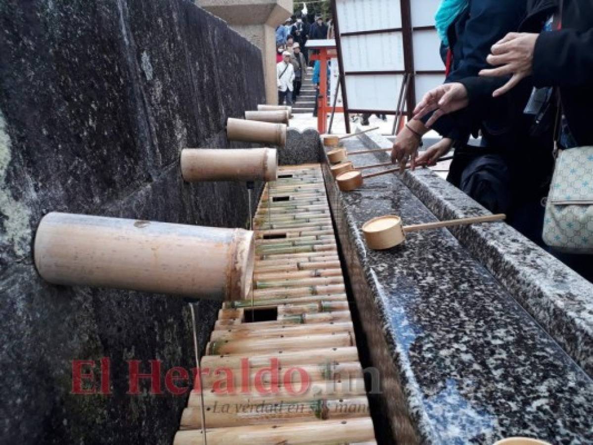 En la entrada a los templo hay pilas con agua para purificar el cuerpo y el alma de los visitantes.