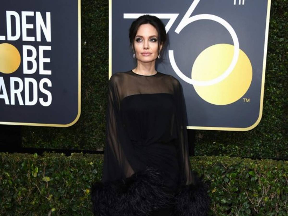 Angelina Jolie llegó acompañada de un apuesto joven a los Globos de Oro 2018