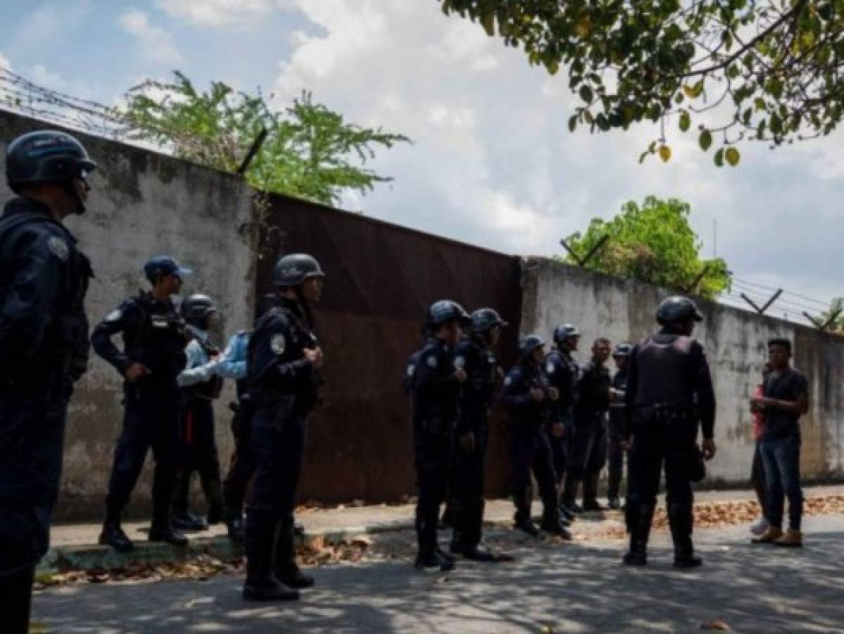 Motín en cárcel de Venezuela deja al menos 23 reos muertos