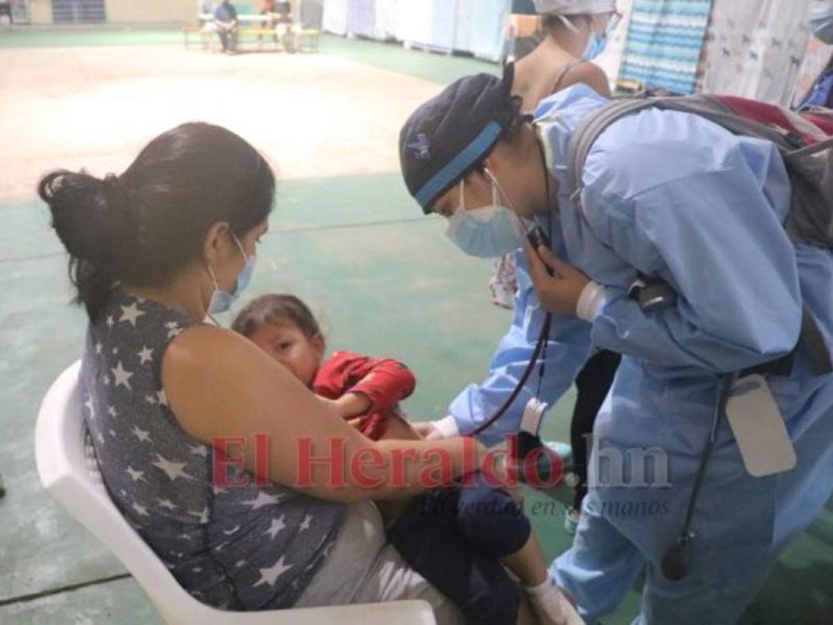 Personal médico de la Región Metropolitana de Salud (RMS) evalúa a una menor en uno de los albergues de la capital. Foto: Aarón Canales/ EL HERALDO