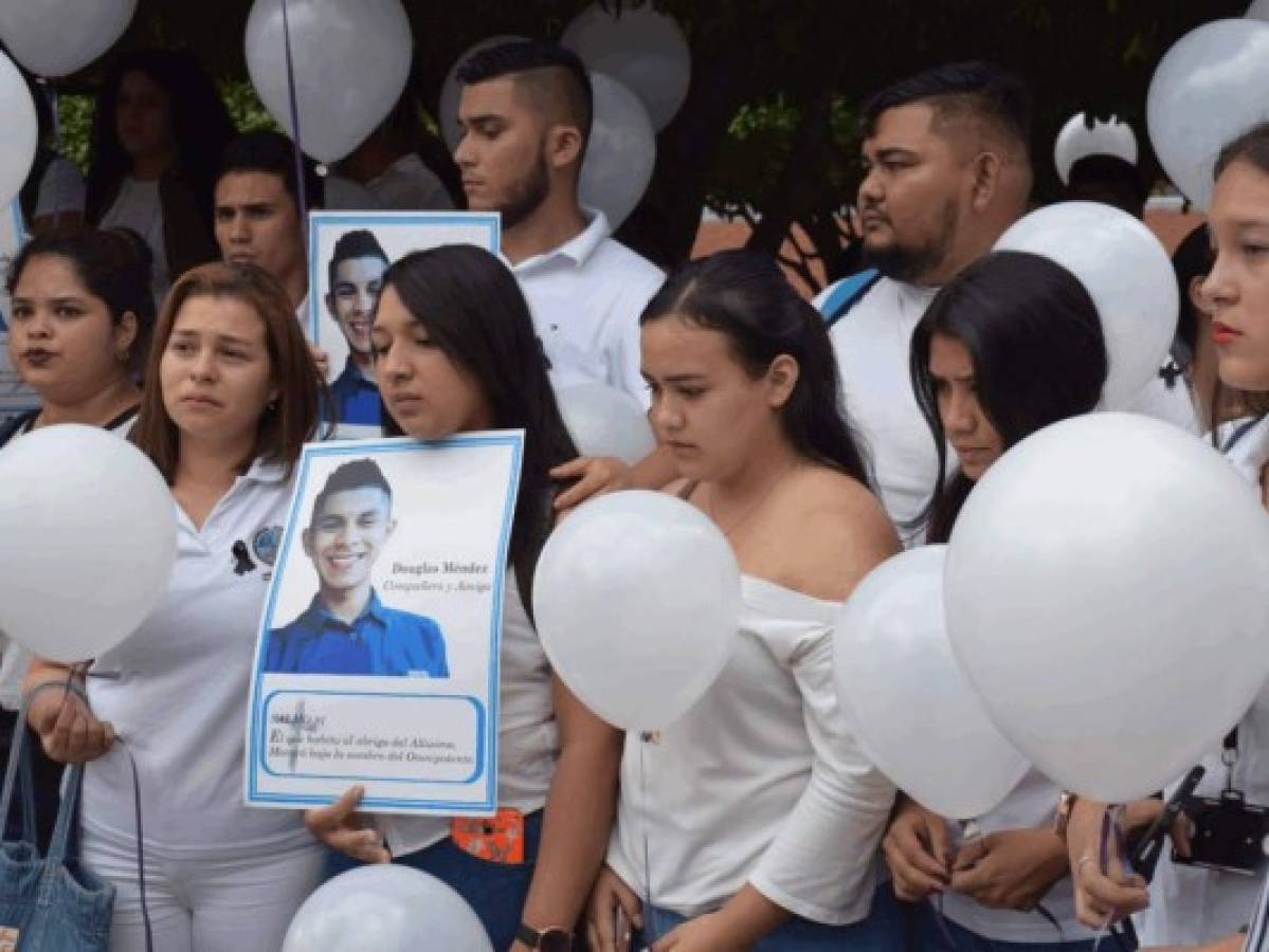 UPNFM lanza globos blancos en honor a Douglas, el estudiante asesinado en Tegucigalpa