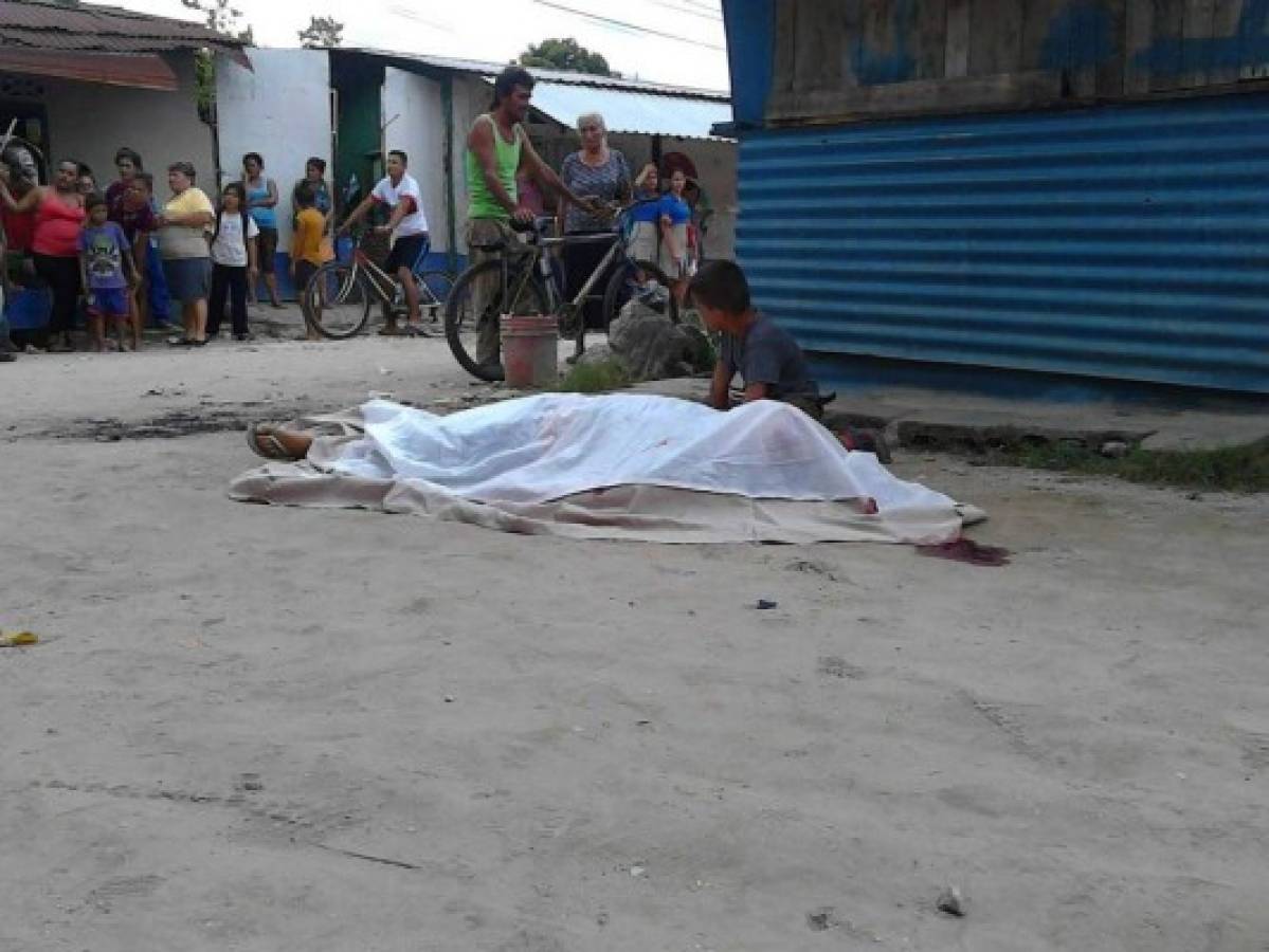 Honduras: Desgarradora imagen de niño que llora a la par del cadáver de su padre