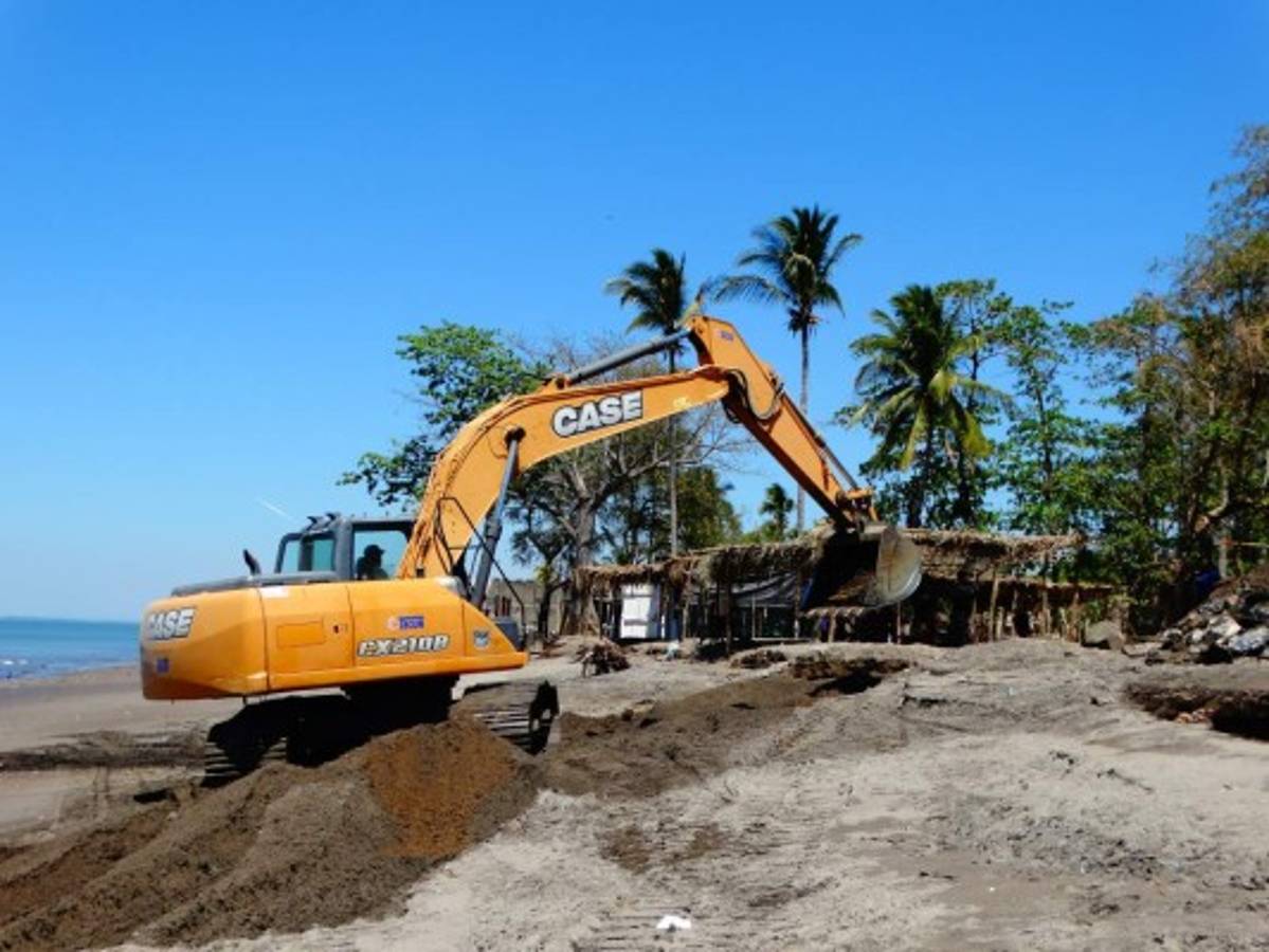 Marcovia limpia sus playas para la llegada de turistas
