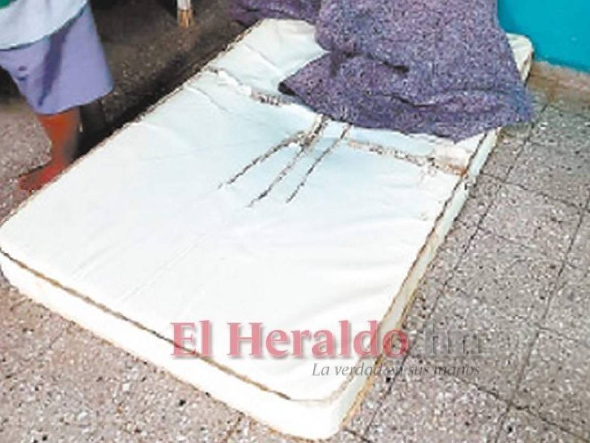 Corren a quemar colchones viejos en el hospital Santa Rosita