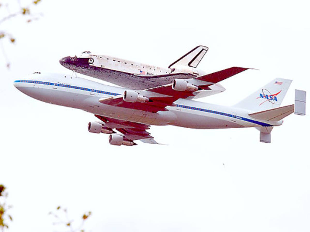 Transbordador Discovery en el último despegue, hacia el museo