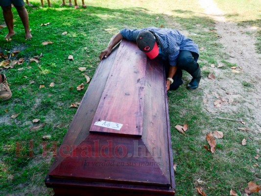 Comienzan a sepultar a las víctimas del naufragio en La Mosquitia, Honduras