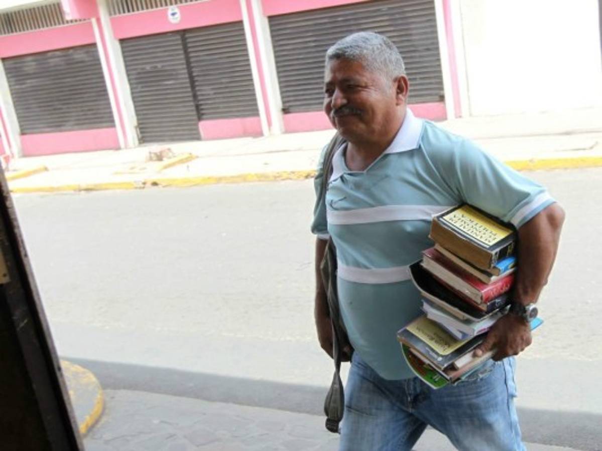 El caballero de los libros que deambula por el Distrito Central