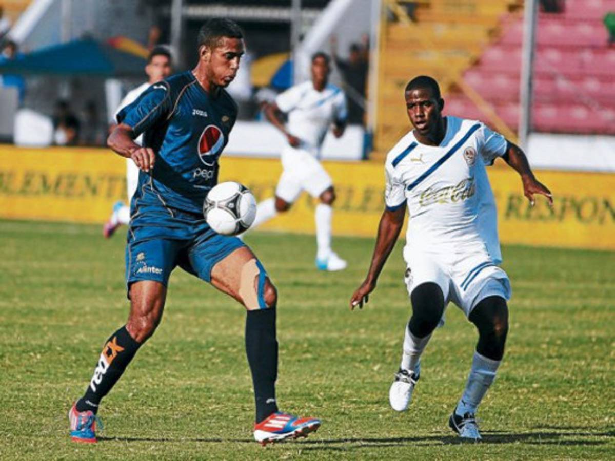 Eddie Hernández peleado con el gol