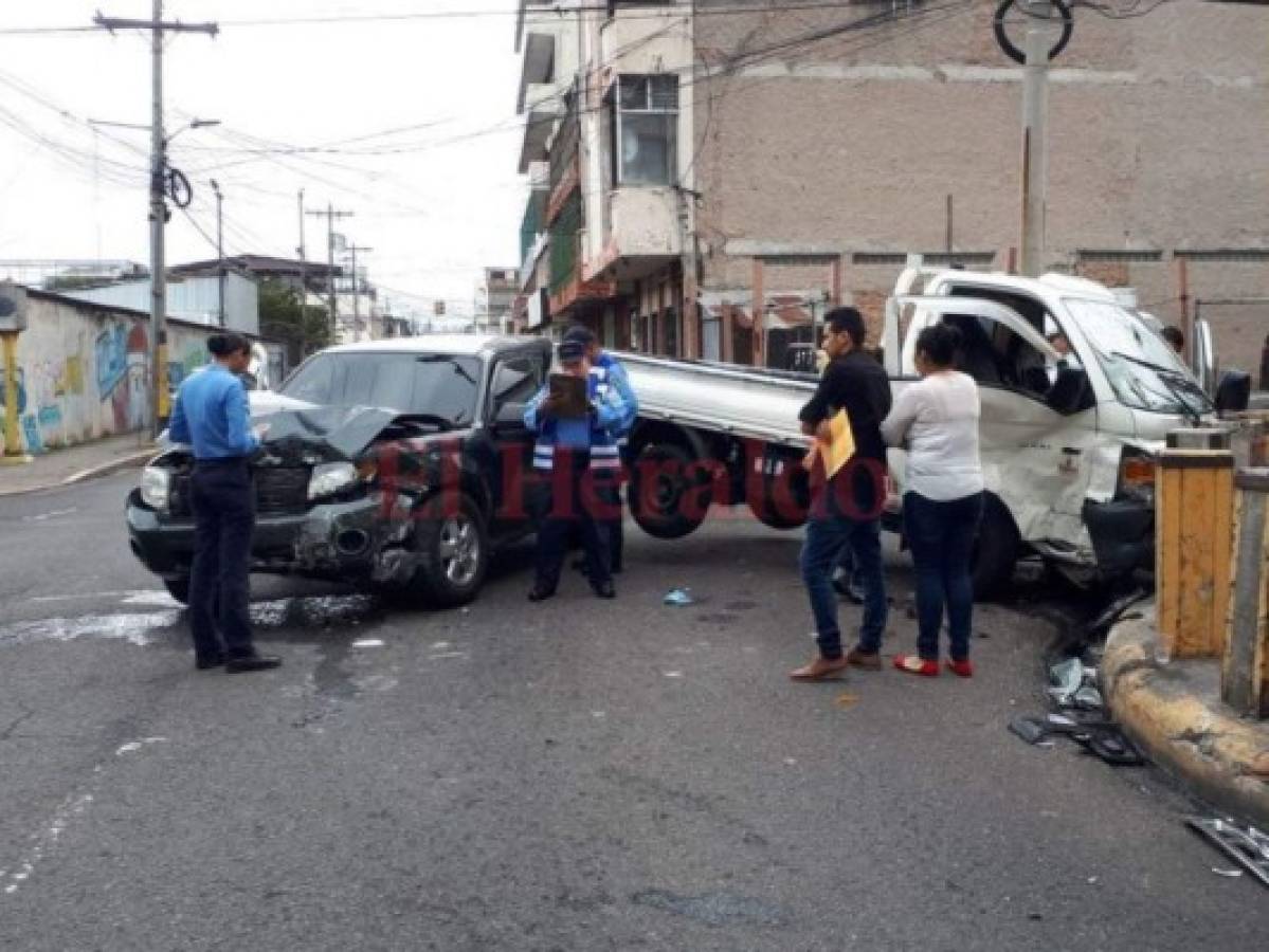Tres personas lesionadas tras fuerte choque en primera avenida de Comayagüela