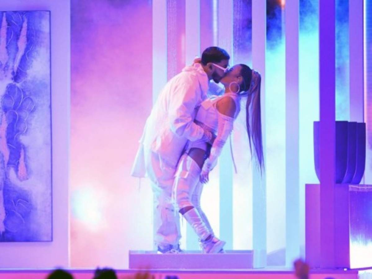 Con un beso Karol G y Anuel AA desbordaron pasión en el escenario de los Latin Billboard 2019