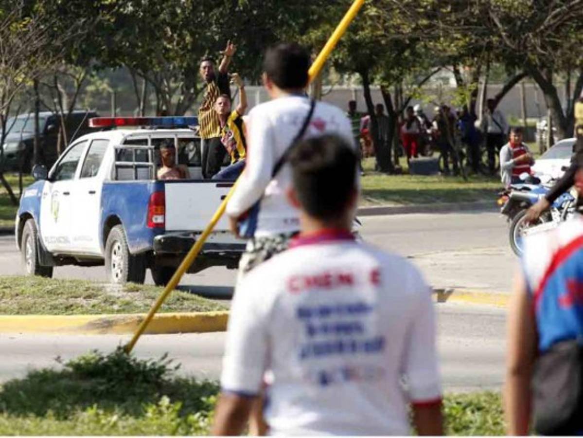 Nuevamente las 'barras' manchan el espectáculo deportivo