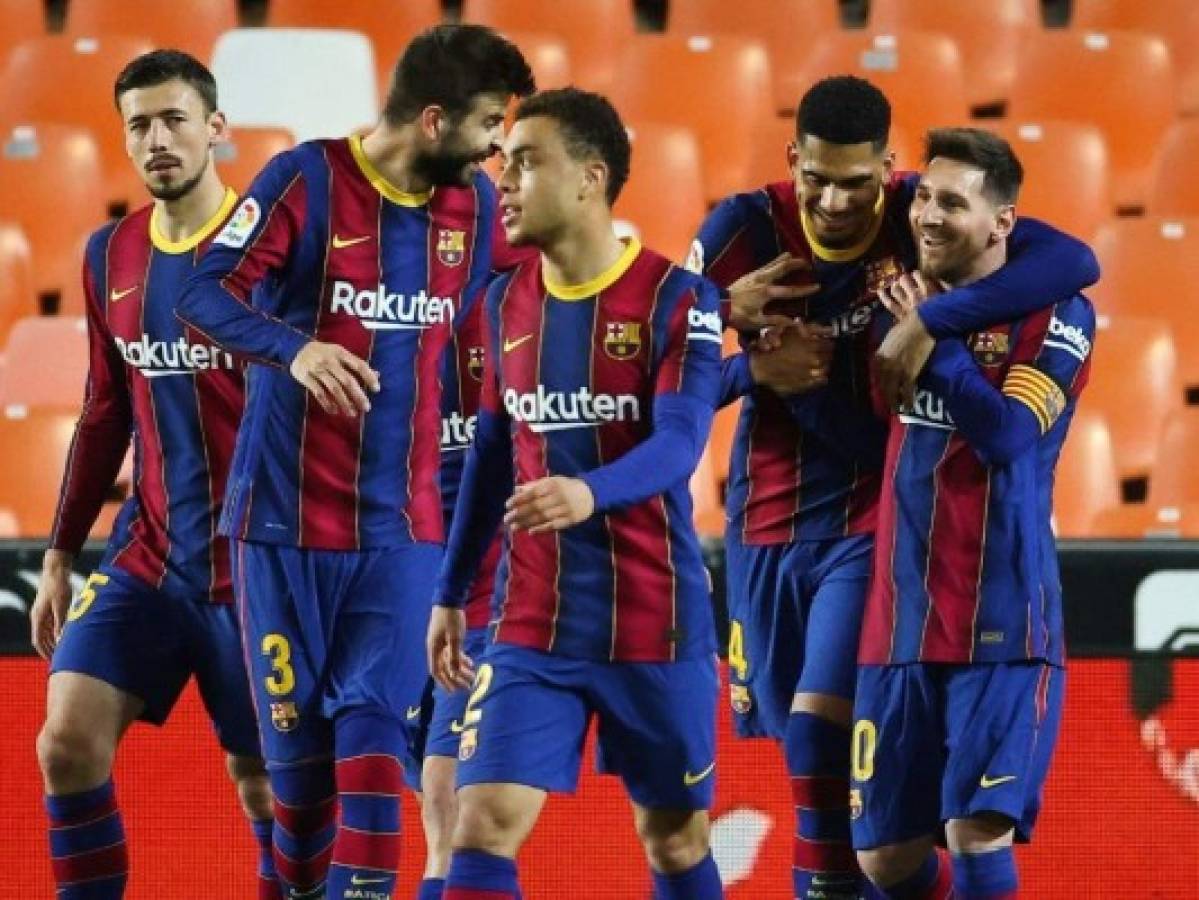 El Barcelona gana 3-2 al Valencia para seguir en la lucha por La Liga