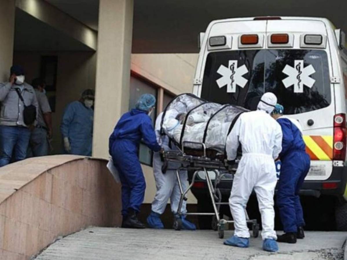 El repunte de los muertos por covid-19 en México deja otra secuela: los remordimiento