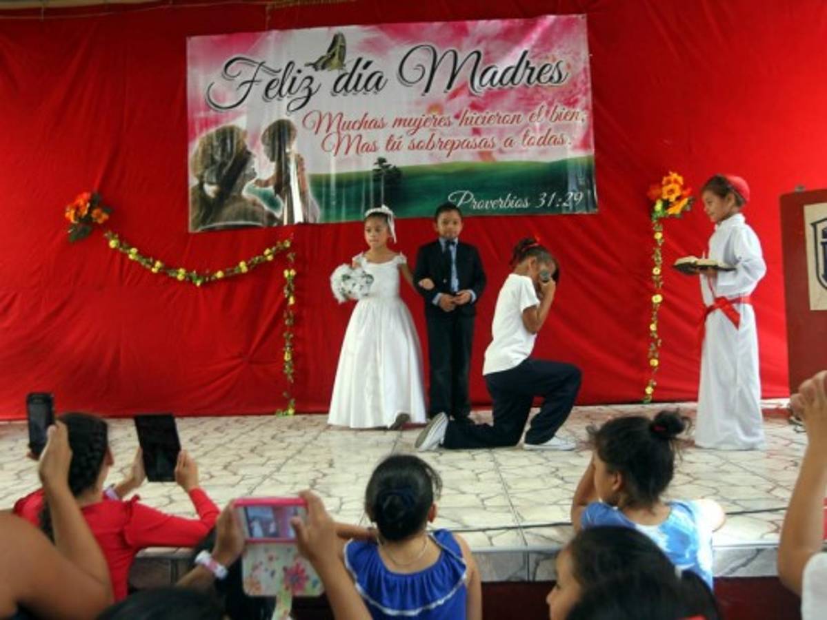 Con poesías, bailes y tarjetas los niños celebran el Día de la Madre en la capital