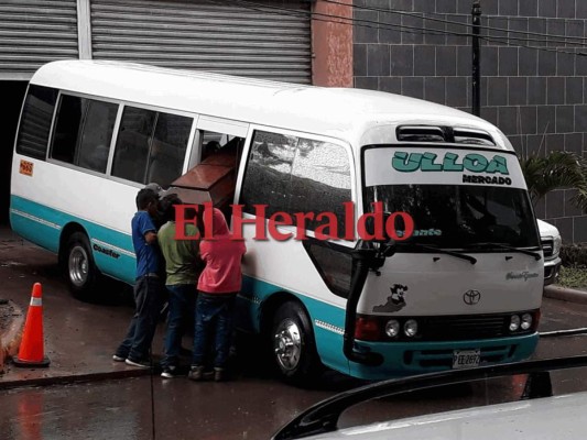 Los familiares llevaron el cadáver del cobrador en un bus de la Ulloa-Mercado. Foto: Estalin Irías/HERALDO.