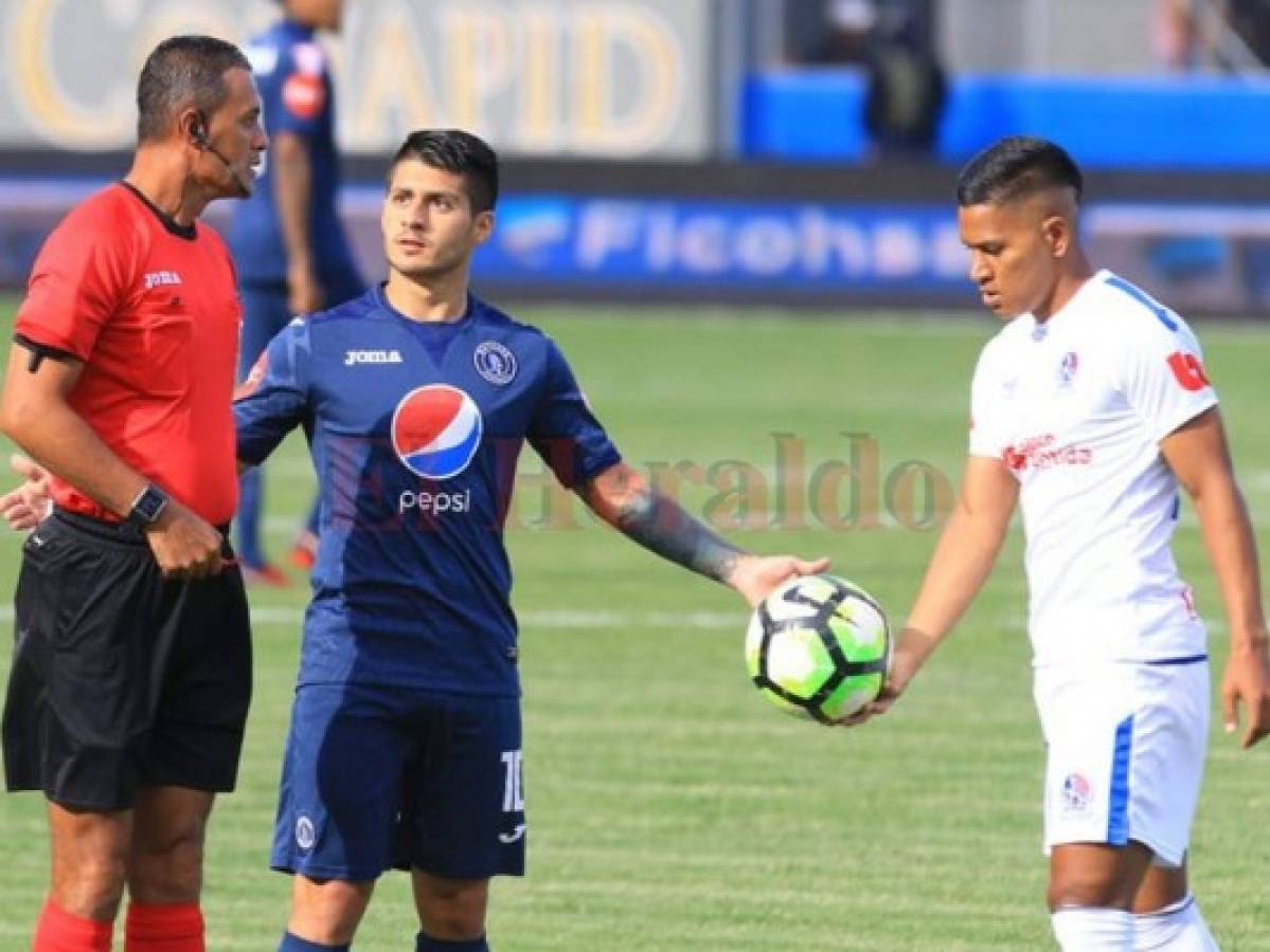 Galvaliz de Motagua conversa con el árbitro Matamoros y Moya del Olimpia. Foto: Ronal Aceituno / El Heraldo.