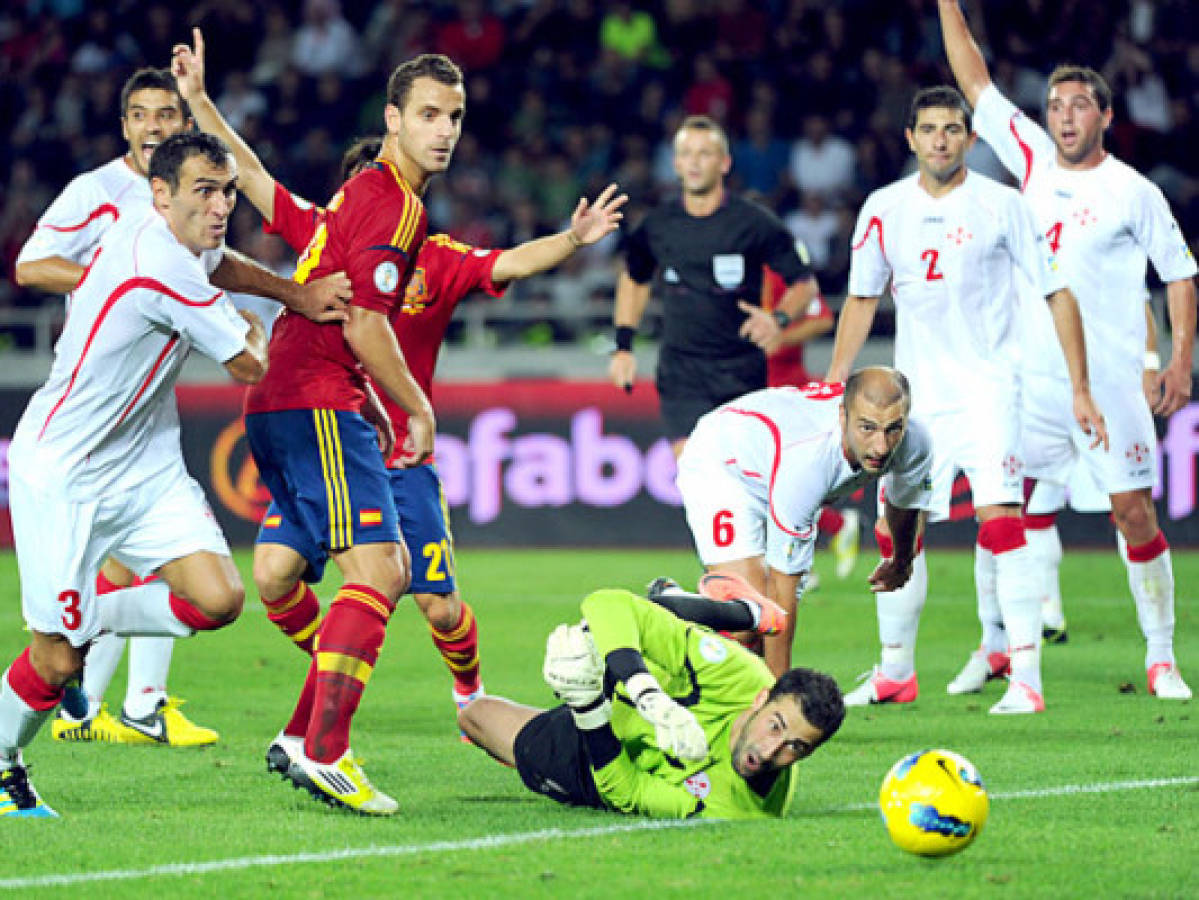 Gol tardío de Soldado rescata a España en Georgia