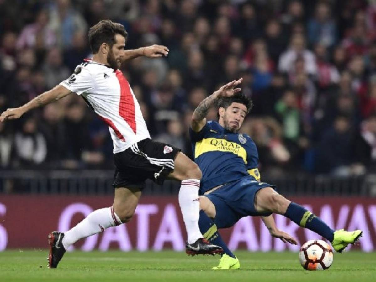 Leonardo Ponzio ante Pablo Pérez en el Bernabéu. (AFP)