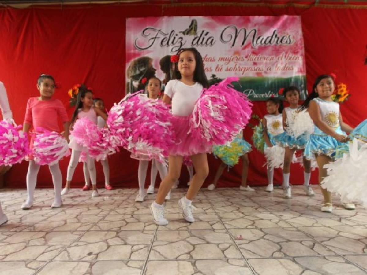 Con poesías, bailes y tarjetas los niños celebran el Día de la Madre en la capital