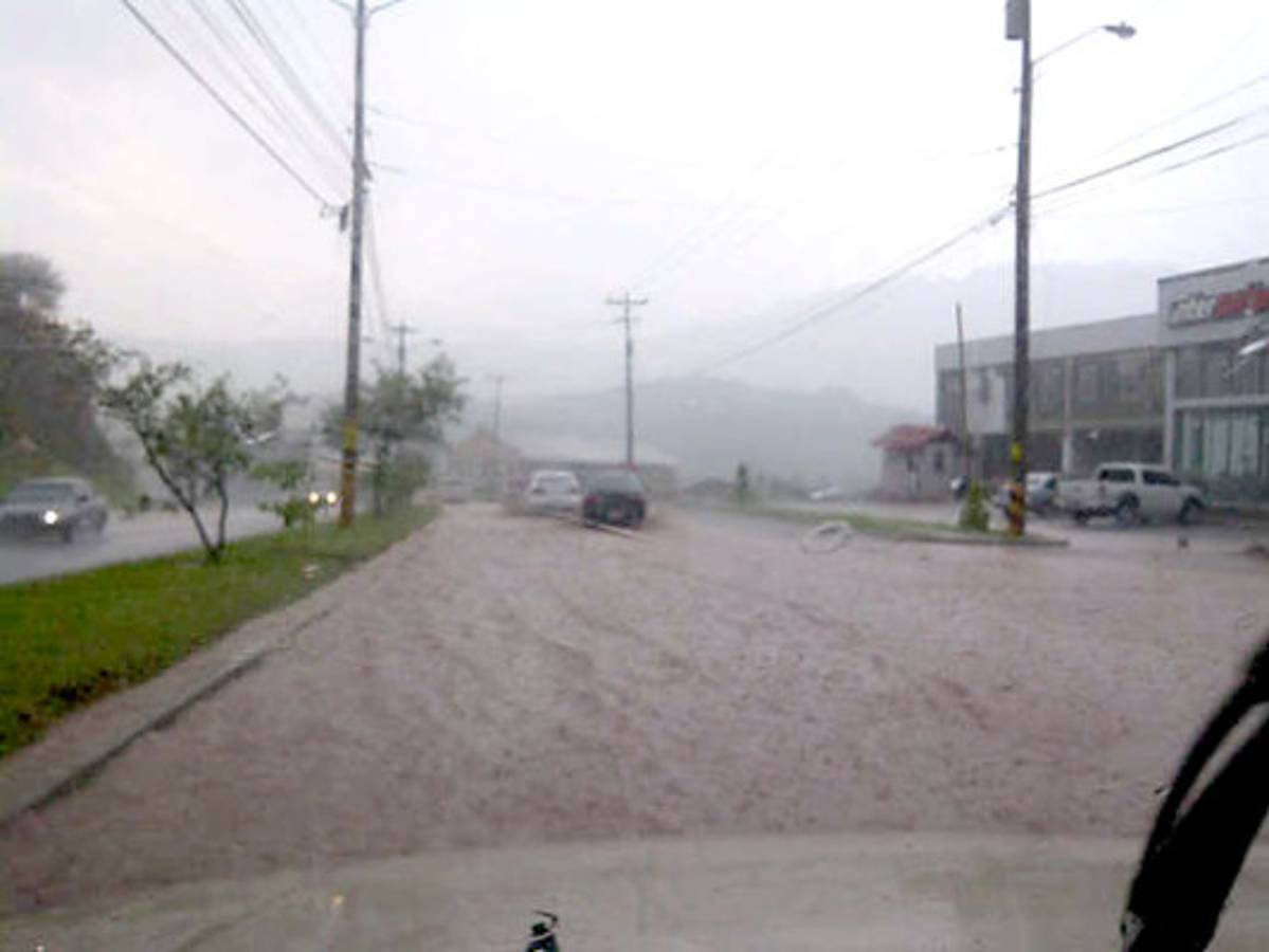 Alerta por deslizamiento en La Fraternidad tras 30 minutos de lluvia