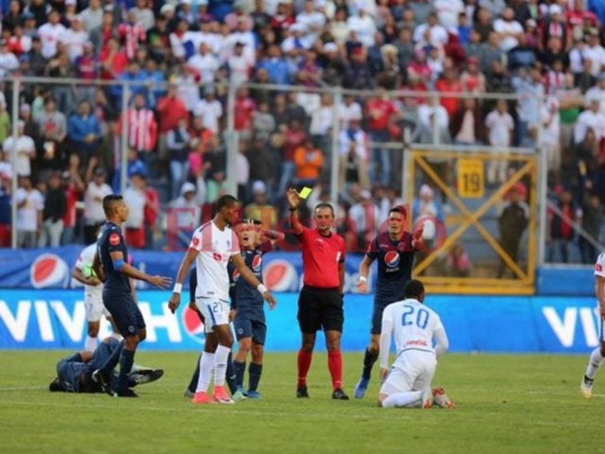 Reinieri Mayorquín, Kevin López y Deiby Flores son amonestados en menos de tres minutos