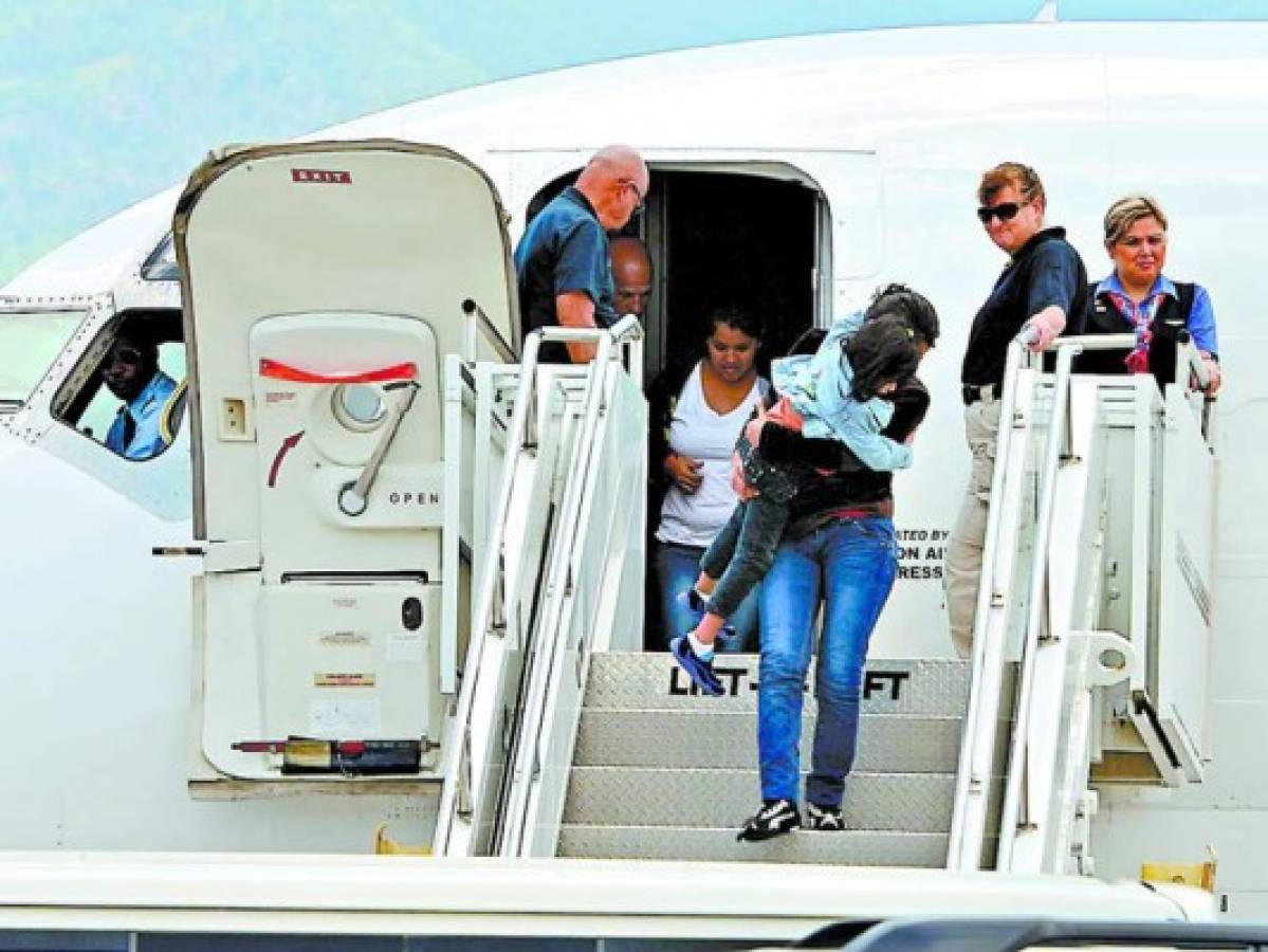 Baja la cifra de retornados por vía aérea, pero sube por la terrestre