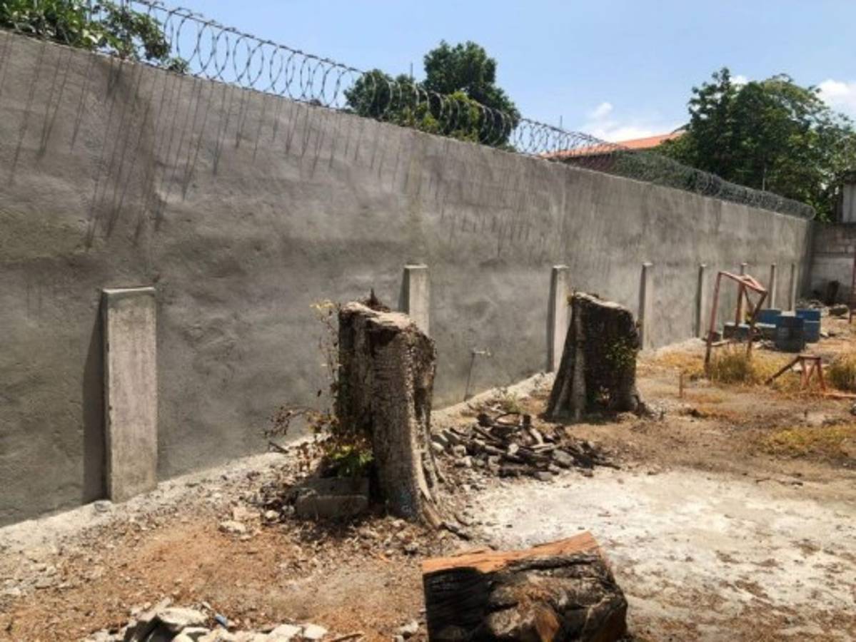 Así luce el muro perimetral del centro escolar tras las reparaciones.