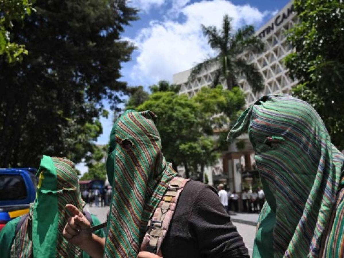 People protest against a migration agreement with the US outside a hotel where the Congress is temporarily meeting due to remodeling of its building in Guatemala City on July 31, 2019. - The protest is against a migration agreement signed on Friday with the US and to demand a higher budget for education. According to the agreement, the White House considers Guatemala a 'safe third country', which implies that asylum seekers going through Guatemala, have to make their application in the Central American country. (Photo by Johan ORDONEZ / AFP)